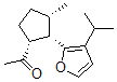 CAS 登录号：1143-45-9， 1-[(1R,2S,3S)-3-甲基-2-(3-丙-2-基呋喃-2-基)环戊基]乙酮
